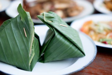 Lokantada muz yaprağı yapış yapış pilav.