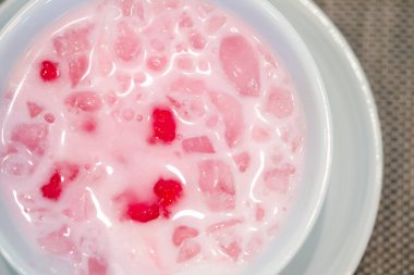 Tayland tatlısı Tapioca nişastasına sarılı mantardan yapılır ve üstüne de hindistan cevizi sütü. Thai 'nin adı 