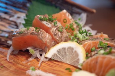 Limon dilimli taze somon yakılmış fileto. Japon yemek tarzı.