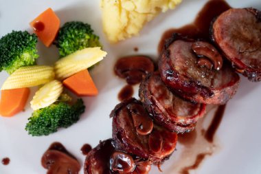 Haşlanmış sebzeli domuz pastırması.