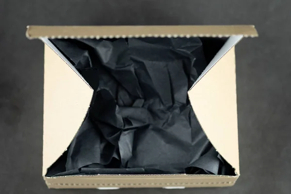 Otwarte Pudełko Kartonowe Wypełnione Czarnym Papierem Wysyłkowym Widok Góry — Zdjęcie stockowe