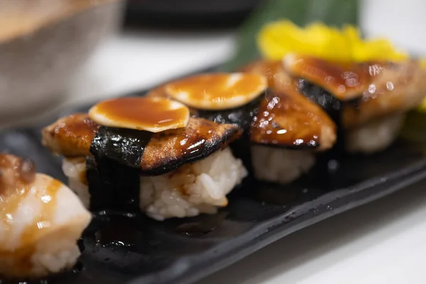 ブラックプレートのクローズアップフォアグラ寿司 — ストック写真