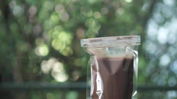 Iste Kakao Drikk Plastpose Sendt Til Kunden Leveringsbegrep – stockvideo