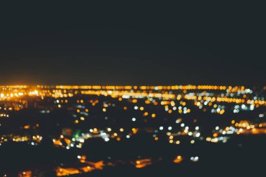 Alacakaranlık vakti şehir manzarasının bulanık arkaplanı. Soyut bulanık odaklanmış arkaplan.