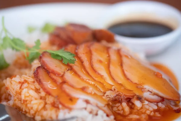 Rizs Vörös Sült Sertéshússal Édes Szósszal Ázsiai Élelmiszer Fúziós Stílus — Stock Fotó