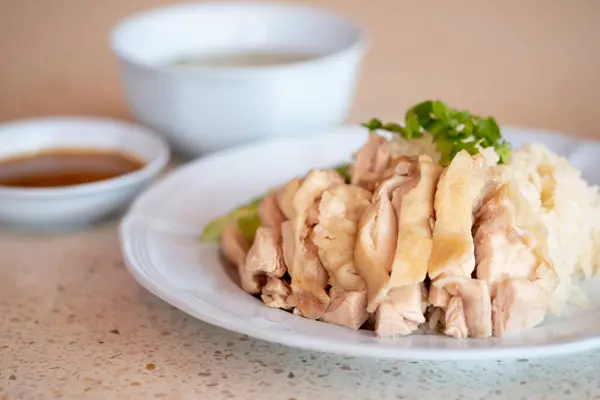 Nasi Ayam Rebus Pada Hidangan Putih Khao Man Kai Fokus — Stok Foto