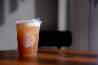 Samut Prakan, Tayland - 10 Ocak 2021: Bir bardak buzlu Manuka Bal Zencefilli Zencefil çayı, Starbucks kahve dükkanının yeni içeceği.