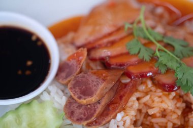 Pirinçli barbekü domuz eti. Kapat.