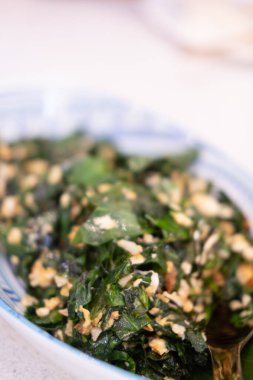 Kızarmış Malindjo yumurtalı gider. Bu menü Tayland 'ın güneyinde favoridir.