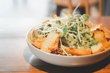 Taze sebze, tofu ve balkabağı beyaz kasede sağlıklı.