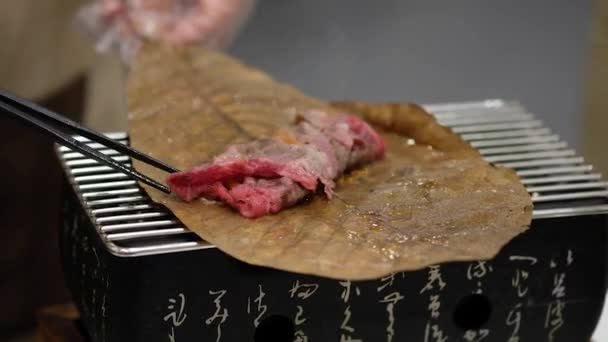 Chef Grill Wagyu Hoba Manzo Yaki Con Uova Gamberetti Conditi — Video Stock