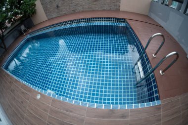 Tatil köyünde özel yüzme havuzu. Balık gözlü lenslerle fotoğraf çek.