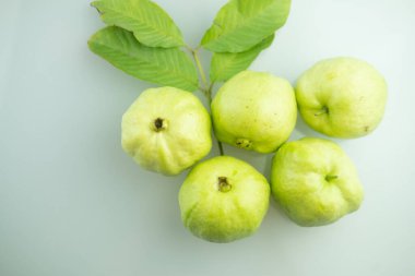 Beyaz arka planda yaprağı olan Guava meyvesi. Üst görünüm