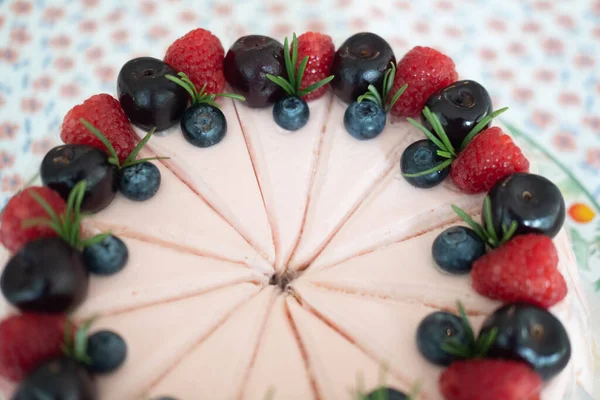 Conjunto Creme Bolo Rosa Decoração Com Framboesas Frescas Fatias Bagas — Fotografia de Stock