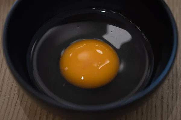 生鸡蛋在黑碗里 靠近点 — 图库照片
