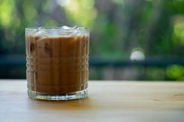 Kopi Dalam Gelas Kecil Atas Meja Kayu — Stok Foto