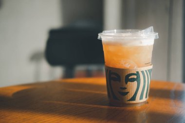 Samut Prakan, Tayland - 12 Ocak 2021: Bir bardak buzlu Manuka Bal Zencefilli Zencefilli Zencefil çayı, Ocak 2021 'de Starbucks' taki kahvecinin ahşap masasındaki yeni içecek.