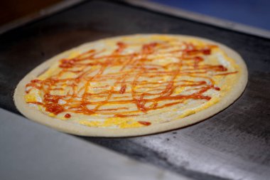 Açık Tayland sokak pazarında krep yapmak. Fırında lezzetli bir tatlı için yumurtalı krep.