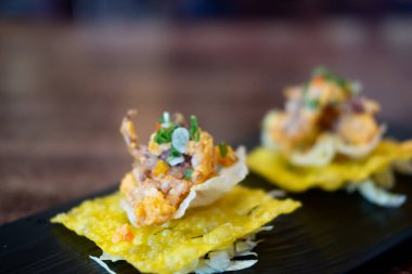 Kızarmış kalamar ve tuzlu yumurta kızarmış hamur köftesinde servis edilir. Seçici odak