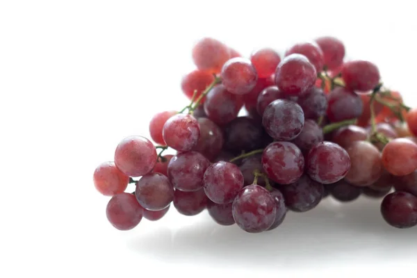 Świeże Purpurowe Winogrona Wyizolowane Białym Tle — Zdjęcie stockowe
