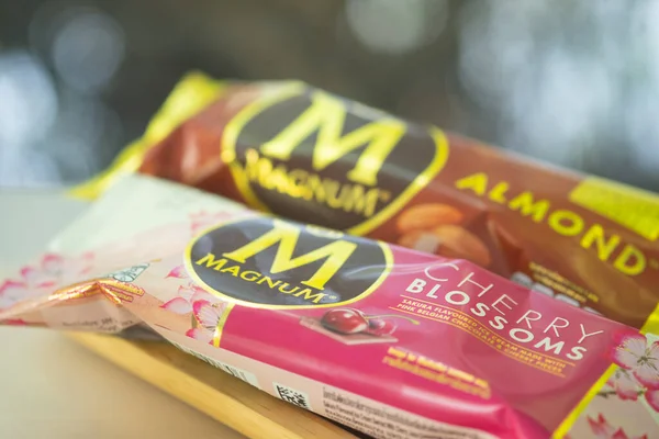 Samut Prakan, Tayland - 13 Ocak 2021: Kiraz çiçekli ve badem aromalı Magnum dondurması, Unilever 'ın Tayland Magnum Almond dondurması