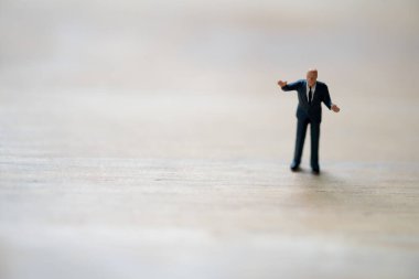 İş adamının minyatür figürleri. İş stratejisi kavramında karar verme veya liderlik