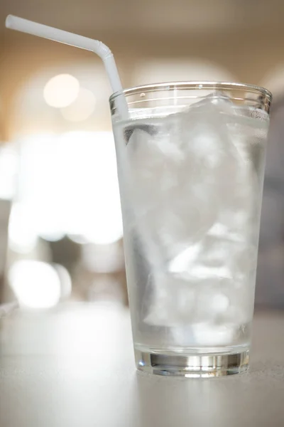 ガラスの氷で水を飲むのを閉じる — ストック写真