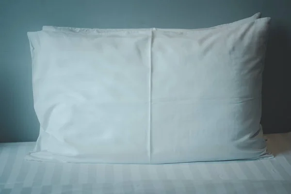 Duże Białe Poduszki Białym Łóżku Zbliżenie — Zdjęcie stockowe