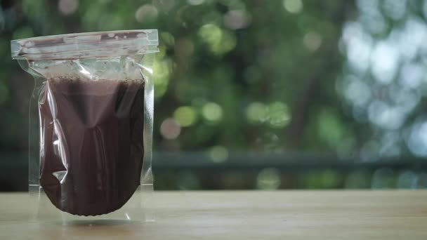 Bebida Helada Cacao Bolsa Plástico Sobre Fondo Borroso Naturaleza Bebida — Vídeos de Stock