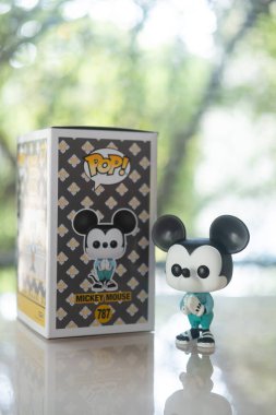 Samut Prakan, Tayland - 15 Ocak 2021: Funko Pop Mickey Mouse Tayland 'ın Wai pozlu ulusal kostüm elbisesini giyiyor.