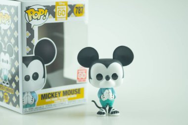 Samut Prakan, Tayland - 15 Ocak 2021: Funko Pop Mickey Mouse Tayland 'ın ulusal kostüm elbisesini giyiyor. İlk defa, ikonik dünyanın karakteri Mickey Mouse yeni bir kıyafet ve imza pozuyla tasarlandı..