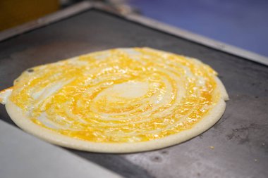 Açık Tayland sokak pazarında krep yapmak. Fırında lezzetli bir tatlı için yumurtalı krep.