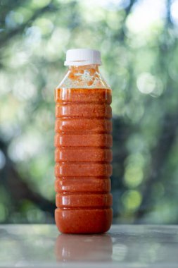 Sağlık için beyaz susamlı Suki sosu. Naylon şişede iyi sodyum. Arka plan bulanık.