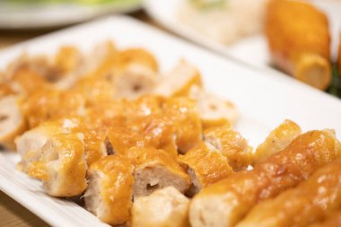 Namnueng Tayland 'da popüler olan bir Vietnam yemeğidir. Domuz püresinden yapılmış. Acı biber, sarımsak, mango, çiğ muz ve taze sebze gibi mezelerle daha çok yemek..