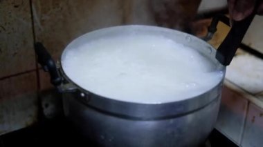 Kahvaltı için haşlanmış pirinç ya da lapa hazırla..