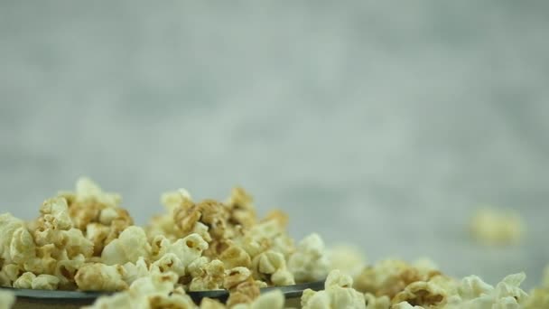 Garam Popcorn Segar Jatuh Dalam Piring Lambat Gerak Dolly Ditembak — Stok Video