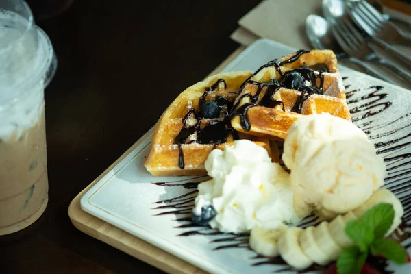 Waffles Frescos Com Gelado Foco Seletivo — Fotografia de Stock