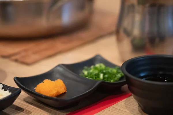 柳橙烤萝卜 配上切碎的弹簧 与盆栽拌匀 日本酱汁有选择的重点 — 图库照片
