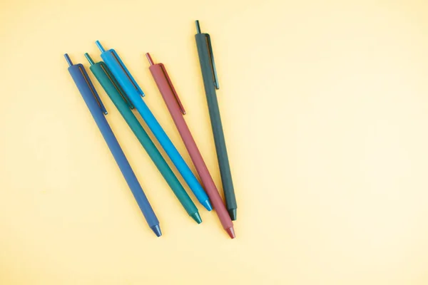 Набір Кілька Барвистих Гелевих Ручок Жовтому Фоні — стокове фото