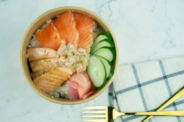 Kaliteli çiğ somon balığı ve kağıt kasede pirinçli somon yak. Eve götürme ya da yemek götürme kavramı