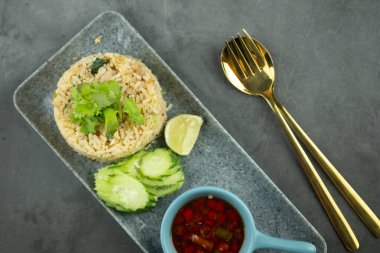 Kızarmış pirinç yanında wiht chili ve balık sosu servis edilir. Tayland yemeği.