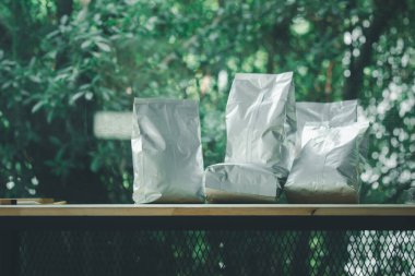 Çay, kahve ve tahıl ambalajı için gümüş kese. boş paket folyo kesesi