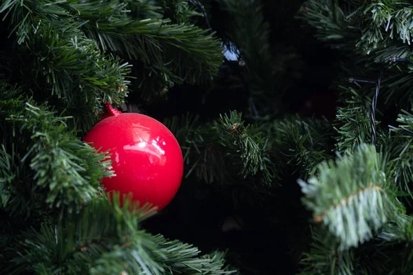 Roter Weihnachtsschmuck Hängt Weihnachtsbaum Weihnachtsdekoration — Stockfoto