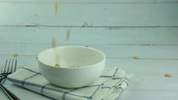 白鉢に落ちた落花生 — ストック動画