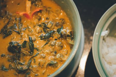 Tay köri ve nehir salyangozu. Tay dilinde Kang Kua Hoi Khom lezzetli Tayland yemeğidir. Geleneksel Tayland yemekleri