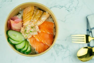 Kaliteli çiğ somon balığı ve kağıt kasede pirinçli somon yak. Eve götürme ya da yemek götürme kavramı