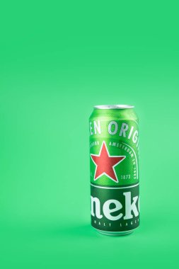 Bangkok, Tayland - 22 Ocak 2021: Yeşil arka planda Heineken bira kutusu. Heineken, Heineken International 'ın sancak gemisi.