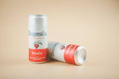 Samut Prakan, Tayland - 22 Ocak 2020: İki kutu Hoegaarden Rosee Belçika birası 330 ml büyüklüğünde, Hoegaarden Rosee Tayland 'da şu anda popüler..