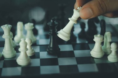 Yarışmada satranç figürünün hareket eden eli başarı stratejisi, yönetim veya liderlik kavramı