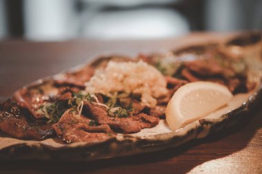 Japon Wagyu sığır eti yüksek kaliteli yakiniku yemeye hazır. Seçici odak